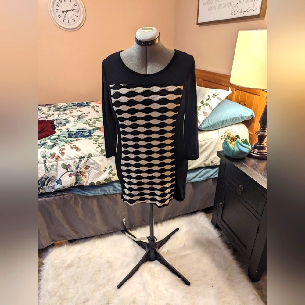 Black and white knit tonic with long sleeves size M